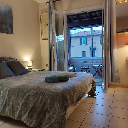 Tranquille Dans La Cité Du Mimosa - Axelle Loc'appart *
